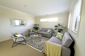 Modern 6BRM House Big Group at Pakenham