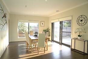 Modern 6BRM House Big Group at Pakenham