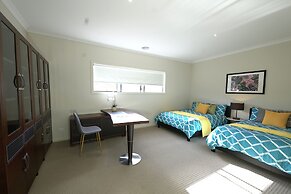 Modern 6BRM House Big Group at Pakenham