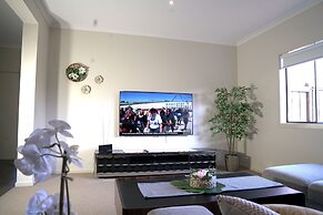 Modern 6BRM House Big Group at Pakenham