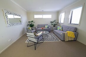 Modern 6BRM House Big Group at Pakenham