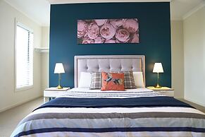 Modern 6BRM House Big Group at Pakenham