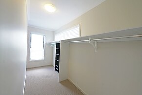 Modern 6BRM House Big Group at Pakenham