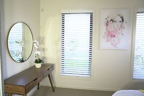 Modern 6BRM House Big Group at Pakenham