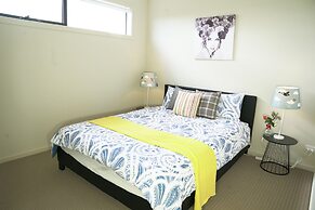 Modern 6BRM House Big Group at Pakenham