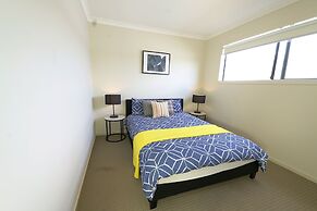 Modern 6BRM House Big Group at Pakenham