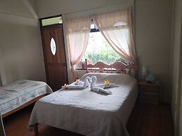 Cabinas las Manzanas Bed y Breakfast