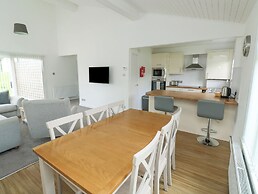 Harcombe House Bungalow 1