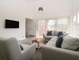 Harcombe House Bungalow 8