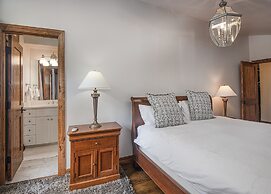 Bridge St. Condominium R2 3 Bedroom Condo by RedAwning