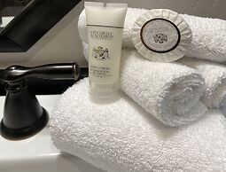 Bridge St. Condominium R2 3 Bedroom Condo by RedAwning