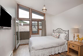 Bridge St. Condominium R2 3 Bedroom Condo by RedAwning