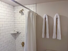 Bridge St. Condominium R2 3 Bedroom Condo by RedAwning