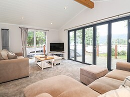 Loubi's Lakeside Lodge