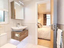 Loubi's Lakeside Lodge