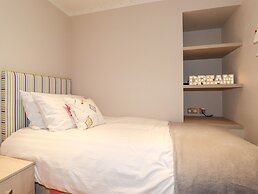 Loubi's Lakeside Lodge