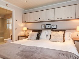 Loubi's Lakeside Lodge