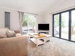 Loubi's Lakeside Lodge