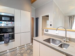 Loubi's Lakeside Lodge