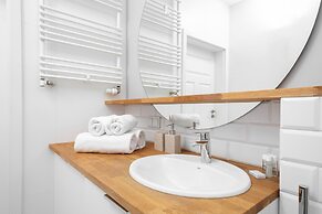 Kaliny Jędrusik Apartment by Renters