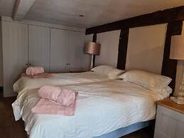 Remarkable 4-bed Cottage in Cearleon