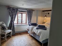 Remarkable 4-bed Cottage in Cearleon