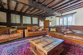 Remarkable 4-bed Cottage in Cearleon