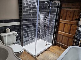 Remarkable 4-bed Cottage in Cearleon