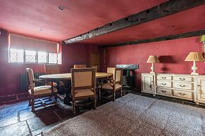 Remarkable 4-bed Cottage in Cearleon