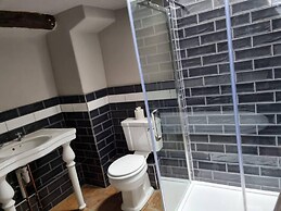 Remarkable 4-bed Cottage in Cearleon