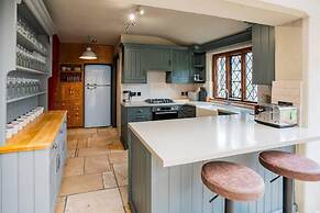 Remarkable 4-bed Cottage in Cearleon