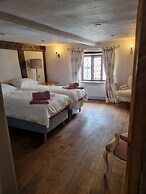 Remarkable 4-bed Cottage in Cearleon