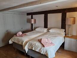 Remarkable 4-bed Cottage in Cearleon