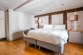 Remarkable 4-bed Cottage in Cearleon