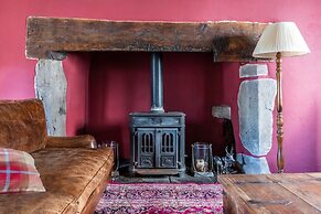 Remarkable 4-bed Cottage in Cearleon