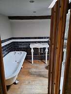 Remarkable 4-bed Cottage in Cearleon