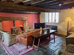 Remarkable 4-bed Cottage in Cearleon