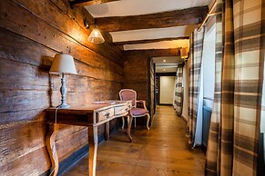 Remarkable 4-bed Cottage in Cearleon