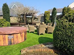 Remarkable 4-bed Cottage in Cearleon