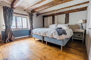 Remarkable 4-bed Cottage in Cearleon
