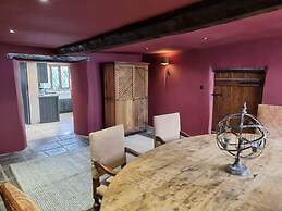 Remarkable 4-bed Cottage in Cearleon