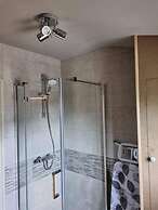 Remarkable 4-bed Cottage in Cearleon