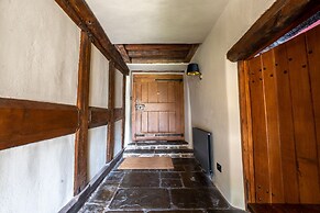 Remarkable 4-bed Cottage in Cearleon