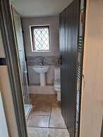 Remarkable 4-bed Cottage in Cearleon