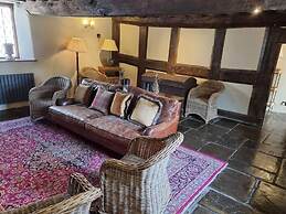 Remarkable 4-bed Cottage in Cearleon