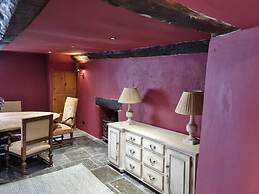 Remarkable 4-bed Cottage in Cearleon