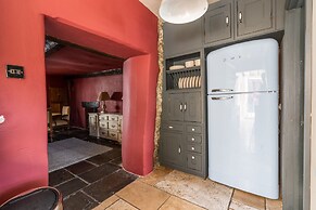 Remarkable 4-bed Cottage in Cearleon