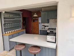 Remarkable 4-bed Cottage in Cearleon