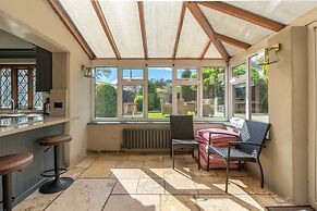 Remarkable 4-bed Cottage in Cearleon