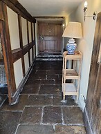 Remarkable 4-bed Cottage in Cearleon